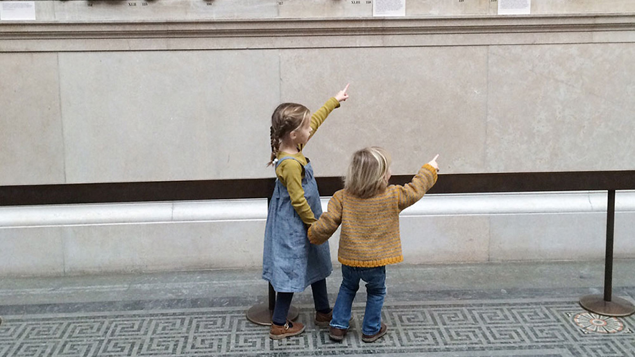 two children pointing