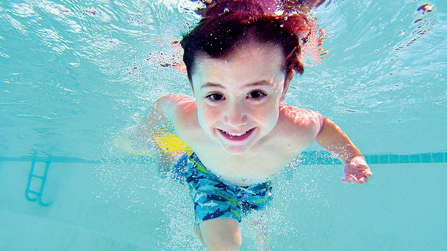 de Stafford Sports Centre child swimming under water