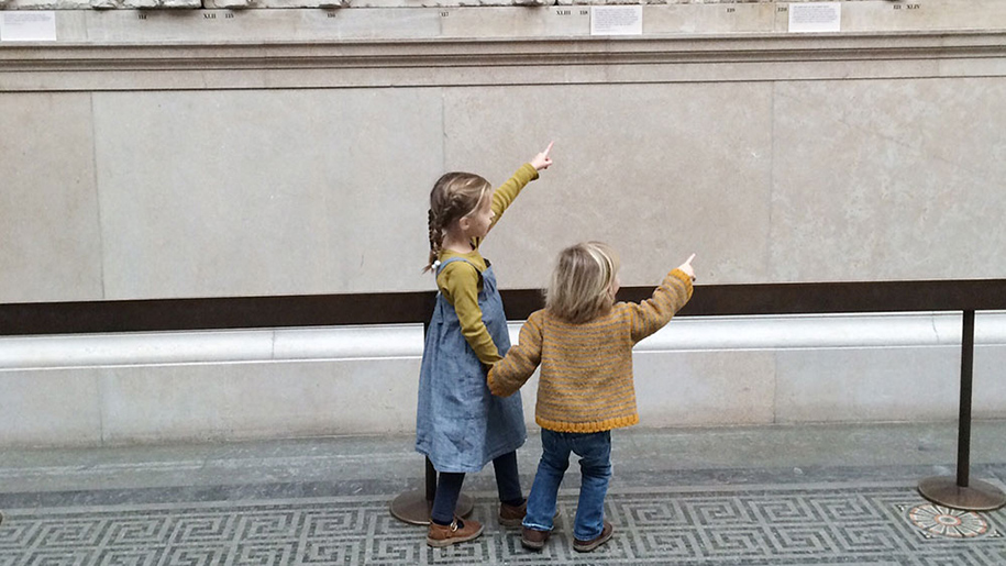 two children pointing