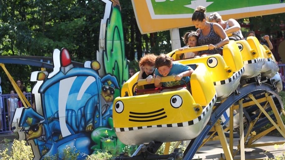 kids on theme park ride