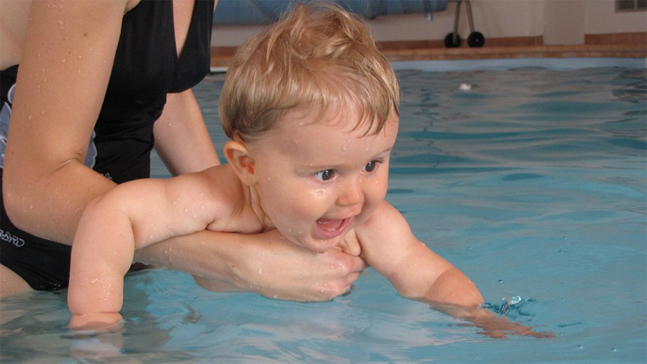 little boy learning to s3wim