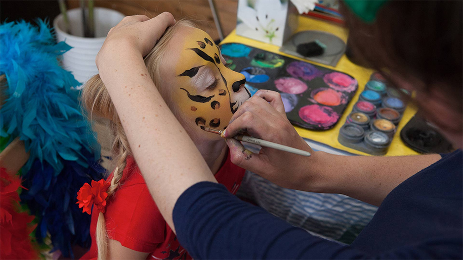 children face painting
