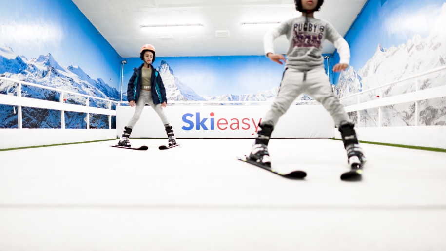 skiing on rotating ski-track