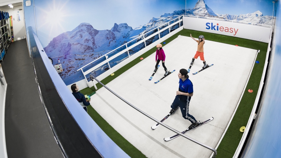 skiing on rotating ski-track