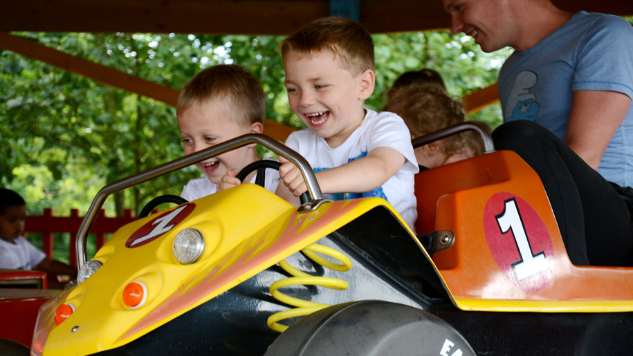 Twinlakes Theme Park children on ride