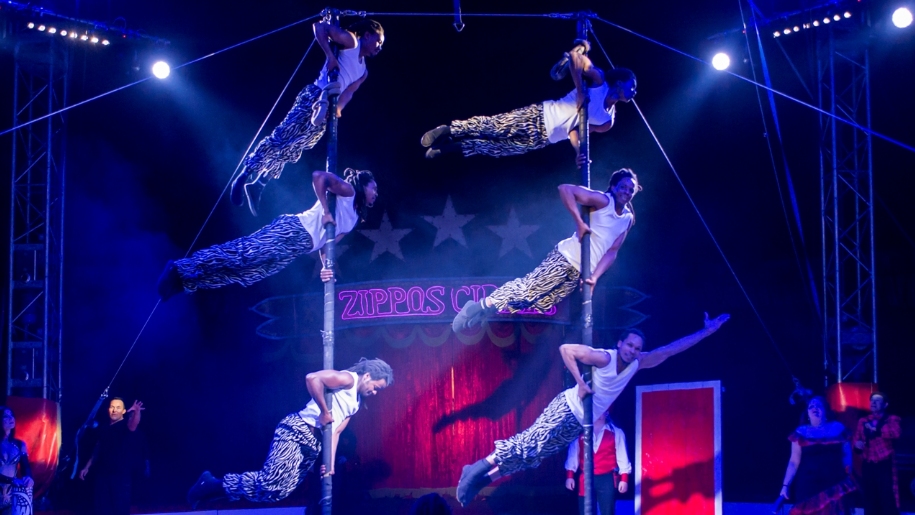 acrobats at Zippos Circus