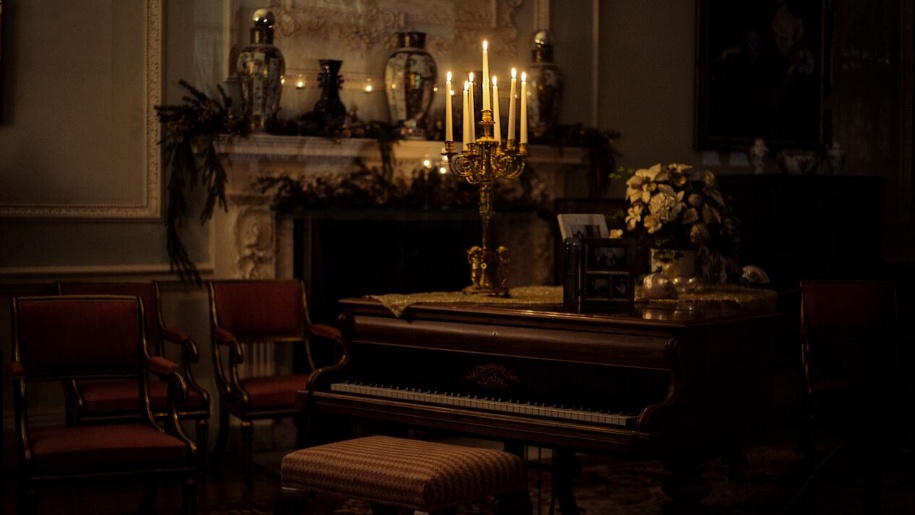 piano at candlelight
