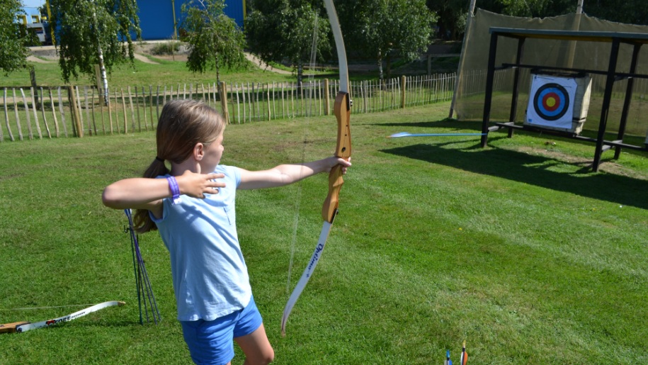 girl doing archery