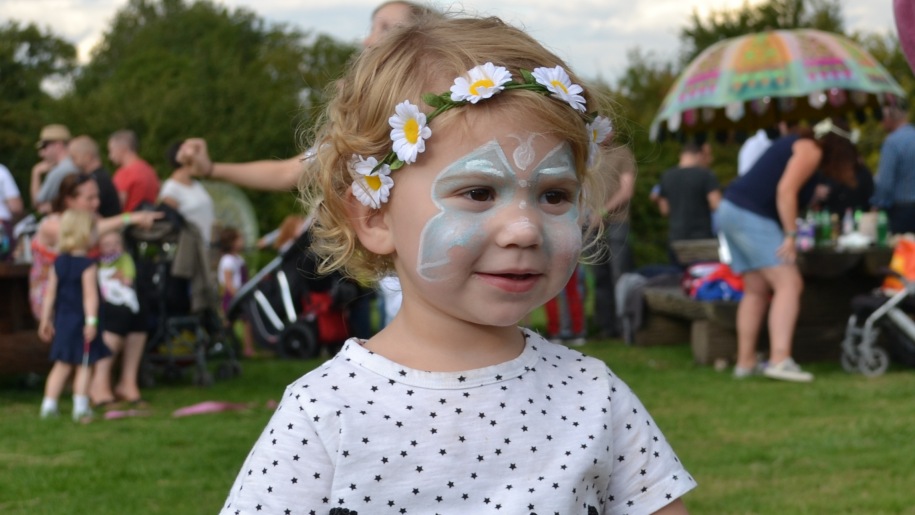 hobbledown girl with daisy chain