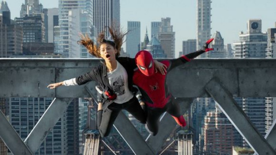 spider man and girl swining above street in Spider Man film