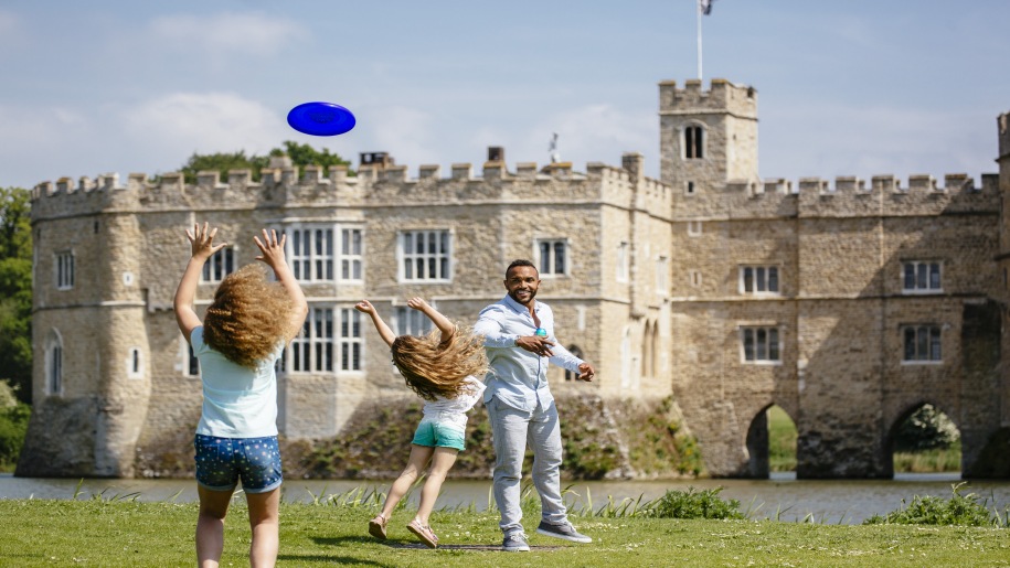 family playing frisby at Leeds Castle