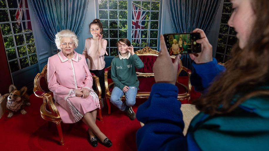 Queen and two children