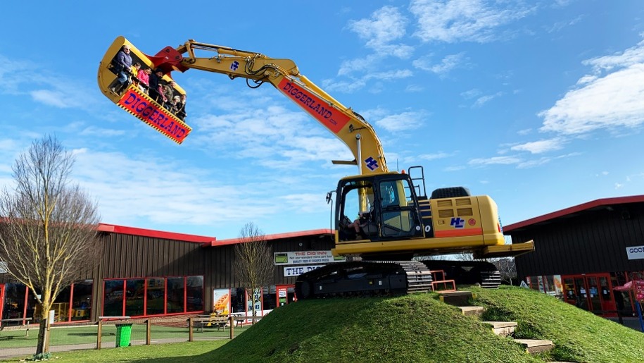 dig on a mound with people spoon at Diggerland