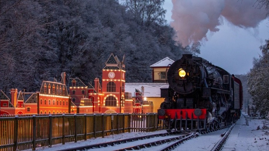 Train on a snowy track at the Churnet Valley Railway in Staffordshire.