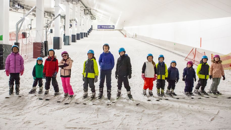A class on young children on the ski slopes of Snozone