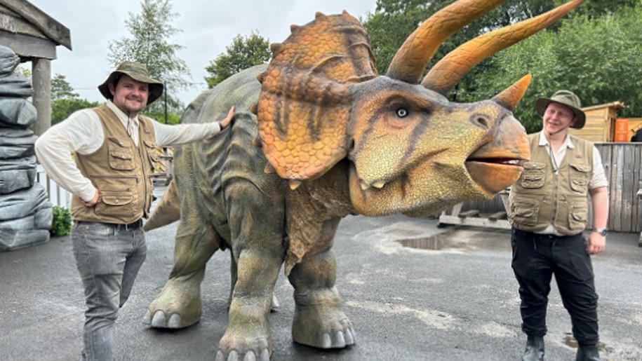 Huge model dinosaur Betsy the triceratops with handlers.