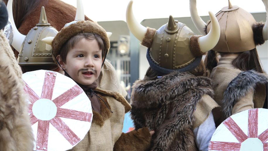 Shutterstock children dressed as Vikings