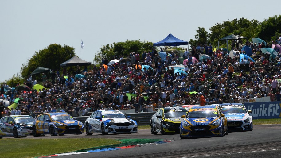 Saloon and hatchback cars racing at Thruxton Circuit.