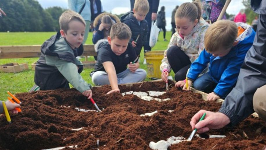 kids digging
