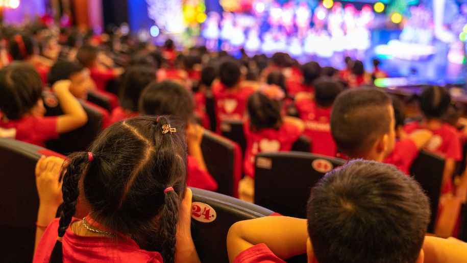 kids watching a show