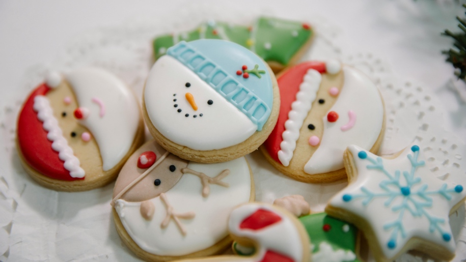 A heap of decorated Christmas cookies.